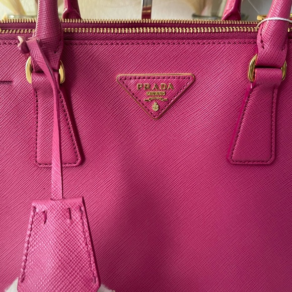 ๐PRADA Saffiano Lux FUXIA two way bag๐ - Picture 3 of 17